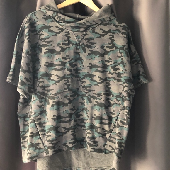 Fabletics Hadley Hi Low Camo Crop Hoodle - Picture 4 of 7